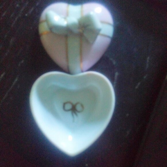 Limoges France~ Heart trinket box, with bow. Signed. - Picture 3 of 3